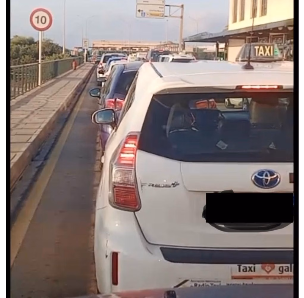 (La foto) Comienzan los atascos en la zona de salidas del aeropuerto de Menorca