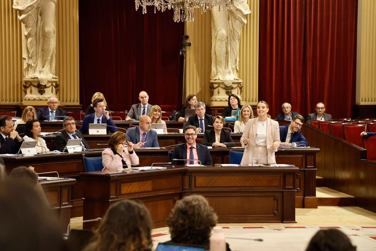 La saturación turística y la vivienda centrarán el próximo pleno del Parlament