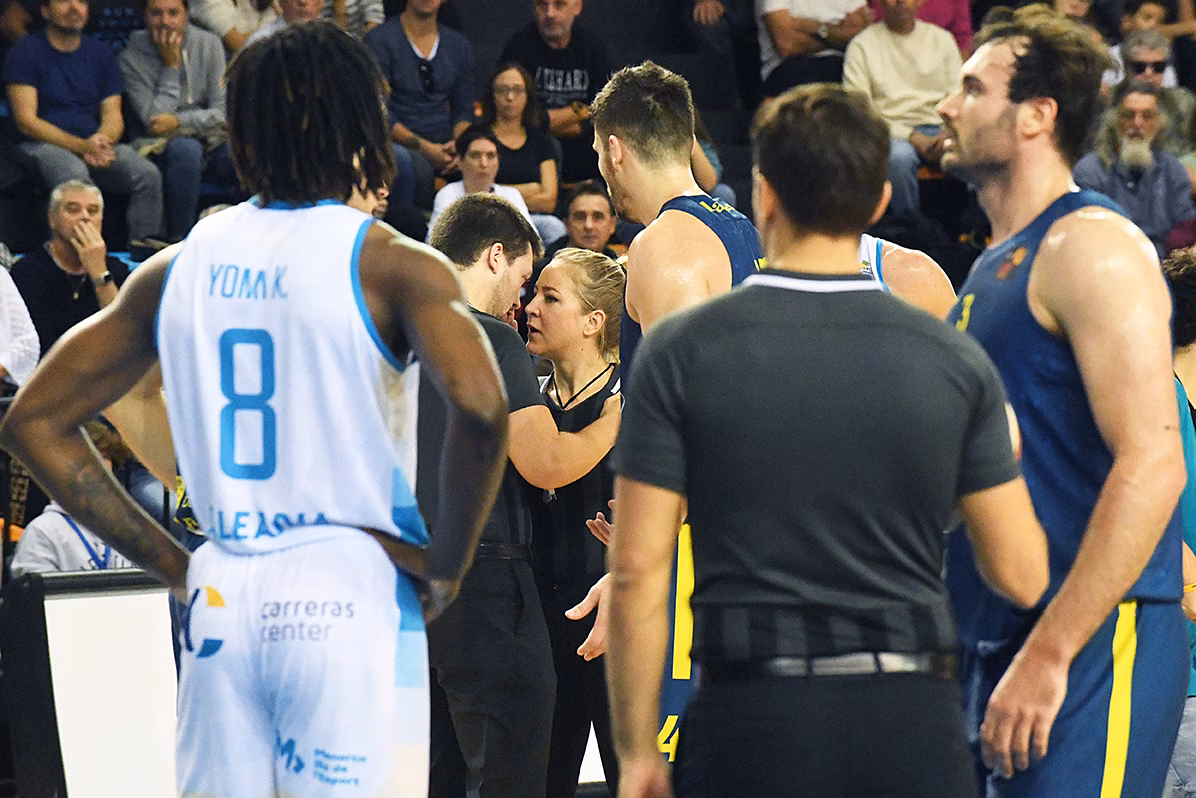 Asun Langa la árbitro famosa del Hestia Menorca