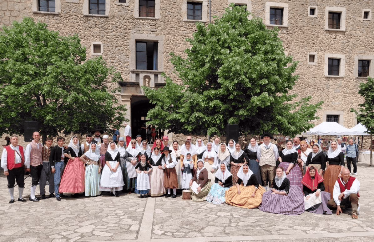 (Fotos) El folclore de Es Castell protagoniza una ballada popular en Lluc
