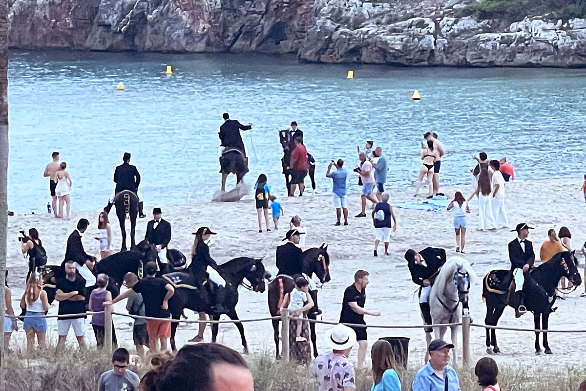 Jaleo de caballos en la playa de Cala en Porter