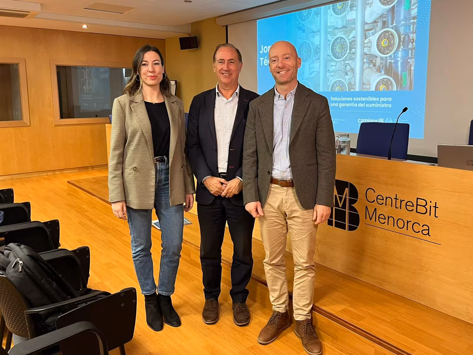 Juan Manuel Lafuente y otros cargos institucionales expusieron en el Centre BIT Menorca la política de desalinización. (Foto: CAIB)