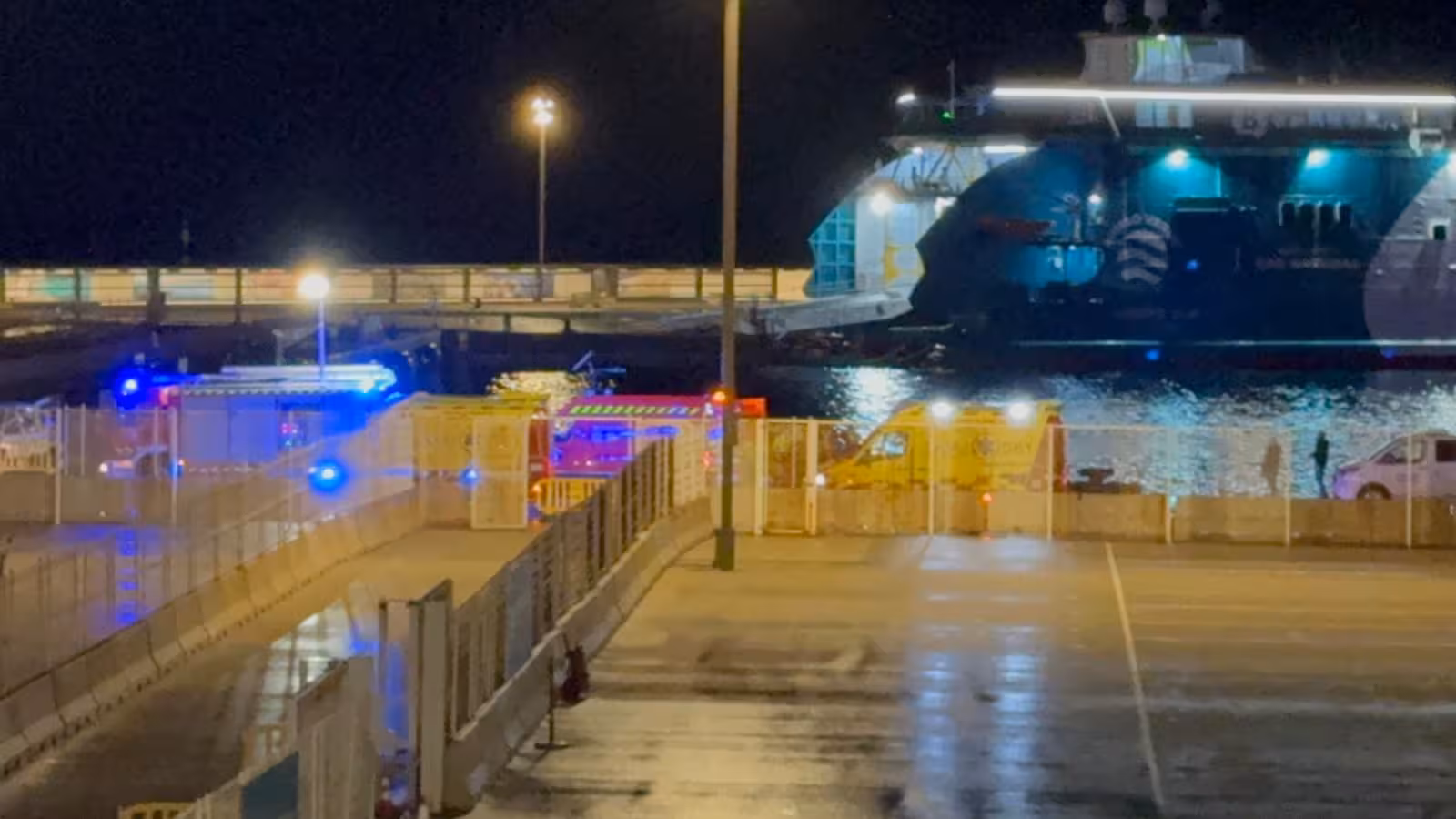 Imagen del buque con las dotaciones de ambulancias, policías y bomberos.